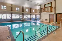 Econo Lodge Inn & Suites - Pools