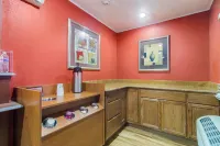 HomeTowne Studios & Suites Bentonville - parking