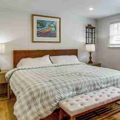 3 Mi to Craigville Beach! Walkable Couples Haven Rooms