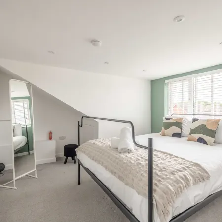 Spacious 3-Bed Home in Berkshire - By Tempstay