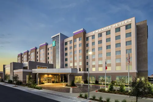 Embassy Suites College Station - Pools