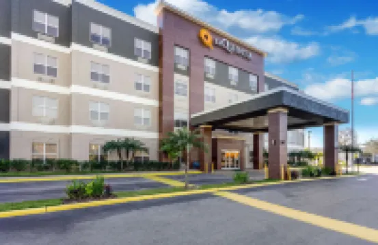 La Quinta Inn & Suites by Wyndham Tampa Central Hotels near Steinbrenner Field