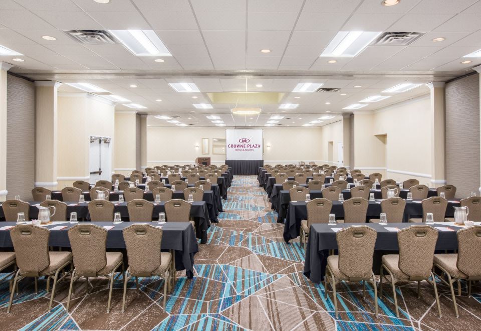 Crowne Plaza Portland - Lake Oswego Over view