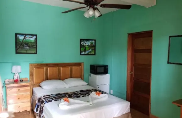 伯利茲中美洲, 聖查爾斯旅館