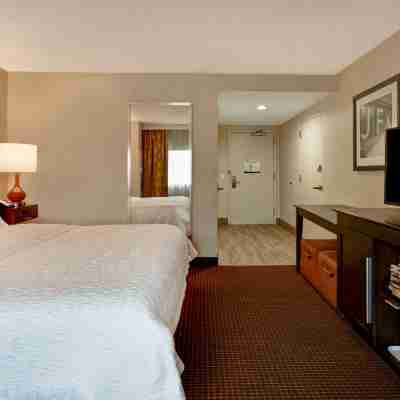 Hampton Inn NY-JFK Rooms