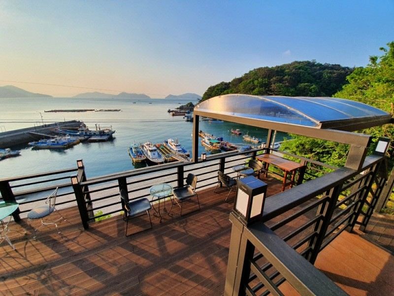 해무펜션의 아름다운 외관과 주변 풍경 이미지