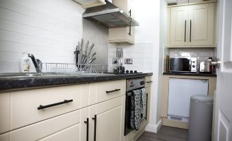 Modern Townhouse Apartment in Stratford Upon Avon with Wifi & Netflix