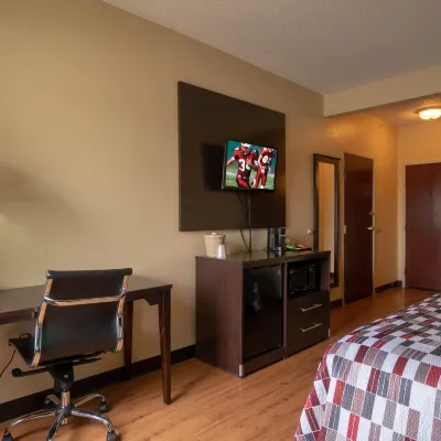Red Roof Inn & Suites Indianapolis Airport Hotels near Indianapolis International Airport