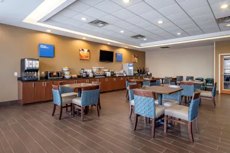 Comfort Inn & Suites Shawnee North near I-40 Отели в г. Поттаватоми