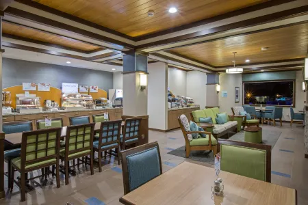 Holiday Inn Express & Suites Kailua-Kona Отели рядом с достопримечательностью «Сэди Сеймур Ботаникал Гарденс энд Кона Эдьюкейшенал Сентер»