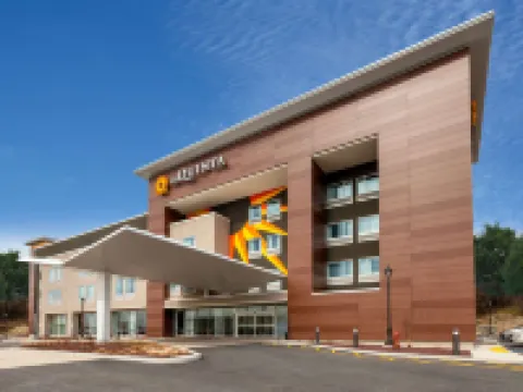 La Quinta Inn & Suites by Wyndham Middletown-Goshen Hotels in Wallkill