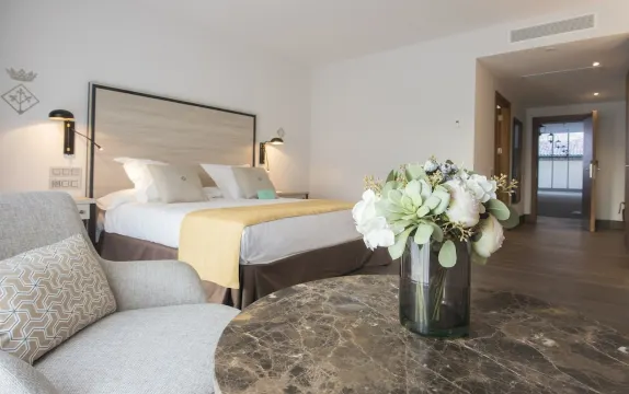 Parador de Lleida Habitaciones Photos