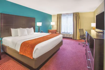 La Quinta Inn & Suites by Wyndham O'Fallon, IL - St. Louis Hotels near Steven Mueller Florist