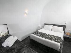 Elysian Santorini Oia Luxury Cave Villa with Outdoor Hot Tub with Sea Sunset View