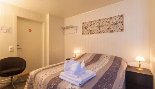 Håkon Gjestehus Hotels in Lyngseidet