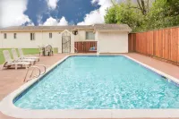 Travelodge by Wyndham Santa Rosa Wine Country - Swimmingpools
