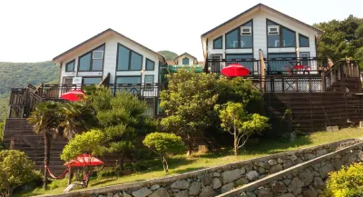 Blue in Blue Pension Hoteles cerca de Geoje Haegeumgang ("Mount Kumgang of the sea")