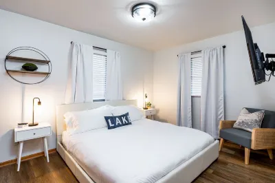 Stone Ledge Lake Getaway Hotels in Clam Lake Township