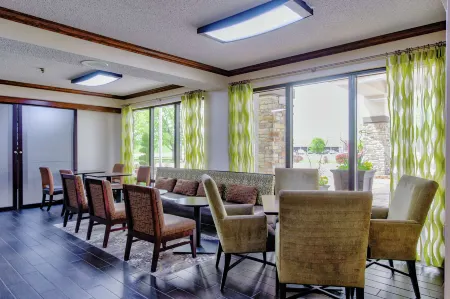 Hampton Inn Salina Отели в г. Смолан