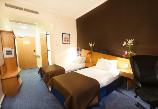 베스트 웨스턴 호텔의 실내 수영장 시설