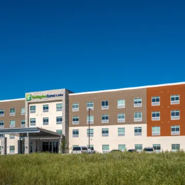 Holiday Inn Express & Suites WATERTOWN by IHG