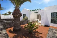 Apartamentos LIVVO Las Gaviotas Hotels near César Manrique Foundation