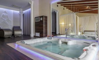 a luxurious spa area with two hot tubs , one on the left and one on the right side of the room at Hotel Motel Prestige