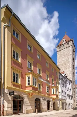 Altstadthotel der Patrizier 義大利式塔樓附近的飯店