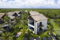 Tago Tulum by G Hotels Hoteles cerca de HERNANDEZ GALLERY TULUM