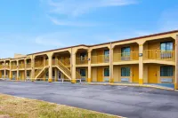 Super 8 by Wyndham Palestine TX Hotels near Historic Howard House 1848
