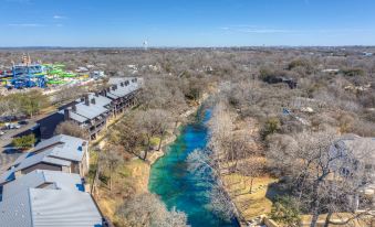 Luxury Riverfront Condo 1 Blk to Schlitterbahn!