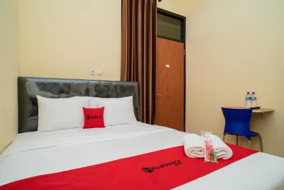 RedDoorz Syariah Near Jembatan Merah Plaza Hotels in Krembangan