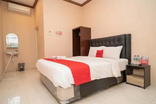 RedDoorz Syariah Near Lippo Plaza Sidoarjo