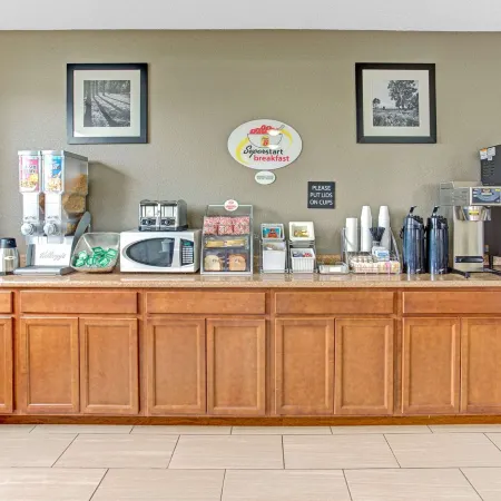 Super 8 by Wyndham Gurnee