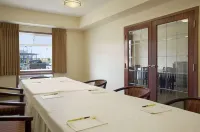 Super 8 by Wyndham Fort Saskatchewan - parking
