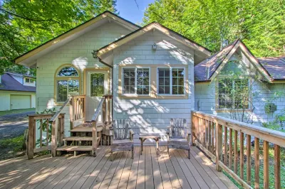 'Elk Hideaway:' Ashford Cottage w/ Hot Tub!