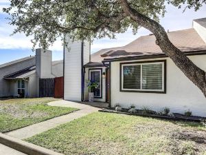 Stylish Allen Home Near Watters Creek Village