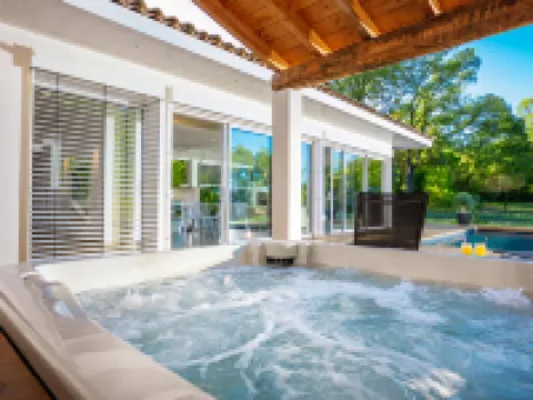 Architect-Designed Villa with Heated Pool & Private Hot Tub 卡納克酒店