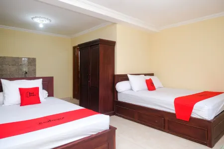 RedDoorz Near Candi Ratu Boko 2 Отели рядом с достопримечательностью «Candi Sambisari»