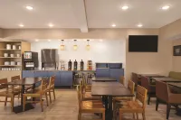 Country Inn & Suites by Radisson, Albert Lea - Austin - breakfast