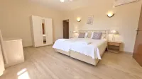Spacious Retreat with Prime Location, Private Pool, Snooker, Free AC & Wifi - プライペートプール