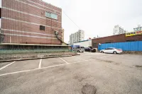 Luxury Hotel - parking