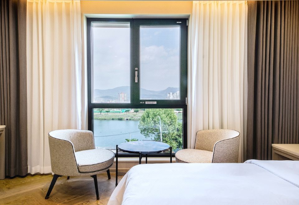 SG호텔의 깔끔한 객실 인테리어