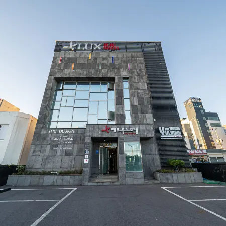 Seogwipo Lux Hotel Отели рядом с достопримечательностью «Хон-Инджи»