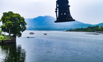 Shree Vilas Orchid by Lake Pichhola