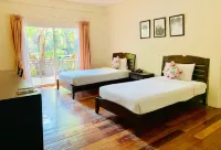 Tree House Hotel Hotel di Sisaket