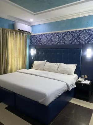 Trinich Suite Hotels near BRENT MALL, Apata.