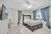 Palm Lined Oasis Walk to Beach Hotels near Port Everglades