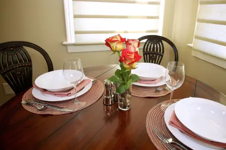 Guest House at Norwalk Inn Отели рядом с достопримечательностью «Battle of the Rocks Monument, Norwalk, CT 06851»