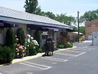 The Monterey Motel - Motels